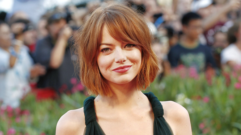 Emma Stone courte, carré rouge