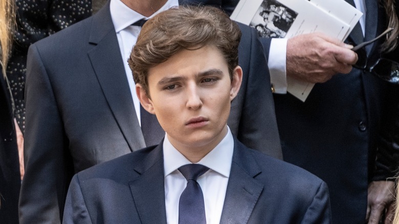 Barron Trump triste regardant de côté