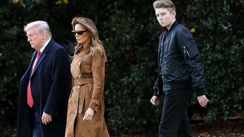 Donald Melania Barron Trump marche