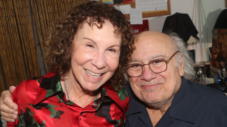 Rhea Perlman et Danny DeVito posent en 2023