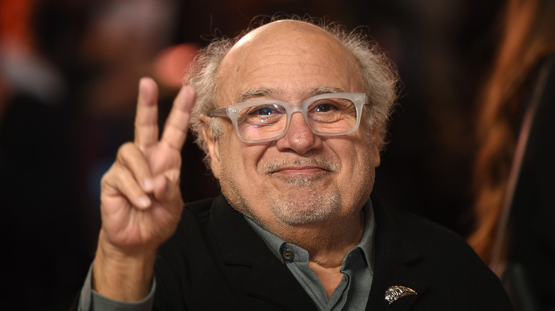 Danny DeVito fait signe de paix