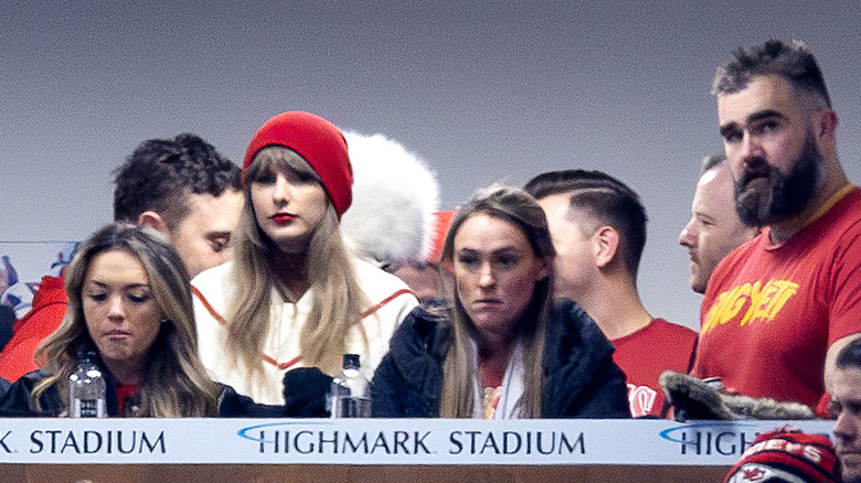 Jason Kelce, Kylie Kelce et Taylor Swift regardent le match des Chiefs