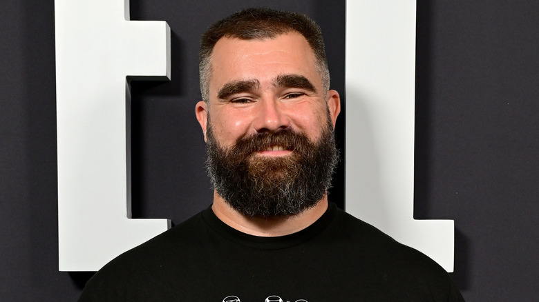 Jason Kelce souriant à la première