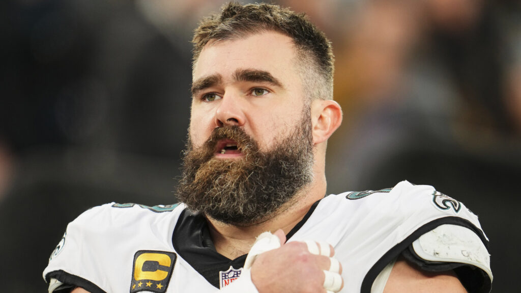 Comment la femme de Jason Kelce a réagi à son coup torse nu dans un match de la NFL