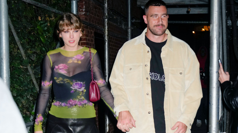 Taylor Swift et Travis Kelce se tenant la main