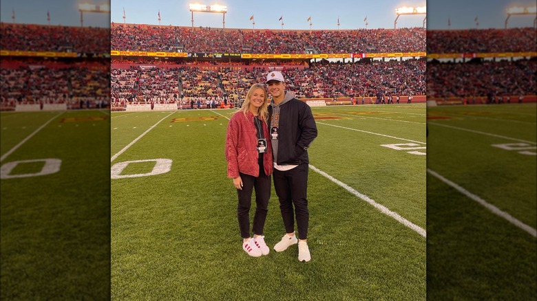 Brock Purdy et Jenna Brandt sur un terrain de football