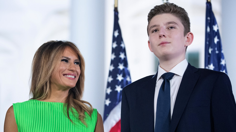 Melania sourit fièrement à Barron Trump