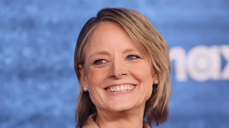 Jodie Foster souriante sur le tapis rouge