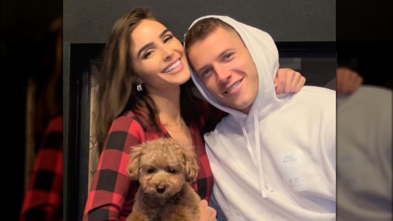 Christian McCaffrey et Olivia Culpo avec un chien