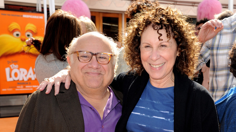 Danny DeVito et Rhea Perlman se tiennent sur le tapis rouge