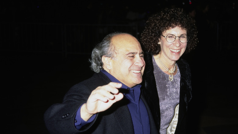 Rhea Perlman et Danny DeVito marchent ensemble dans les années 90