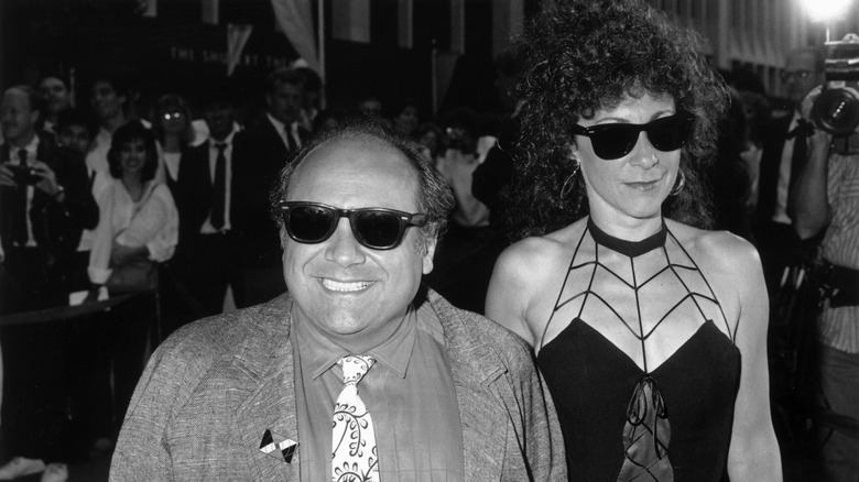 Rhea Perlman et Danny DeVito marchent dans les années 80