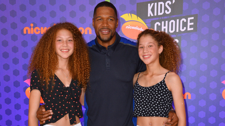 Michael Strahan posant avec ses filles Sophia et Isabella