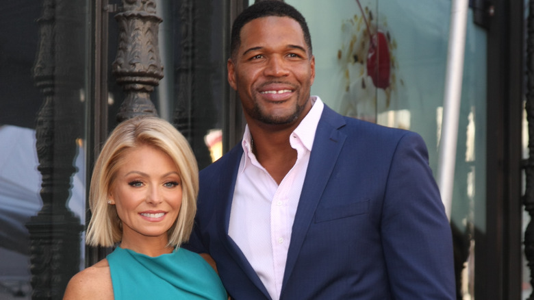 Kelly Ripa et Michael Strahan posant