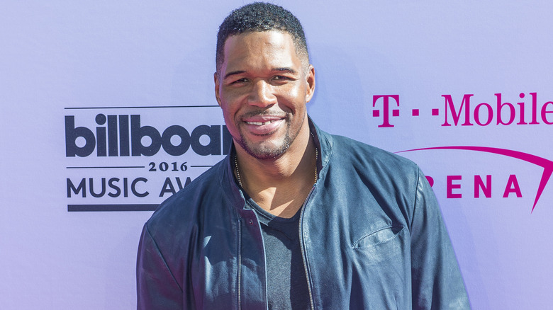 Michael Strahan sur le tapis rouge portant une veste en cuir