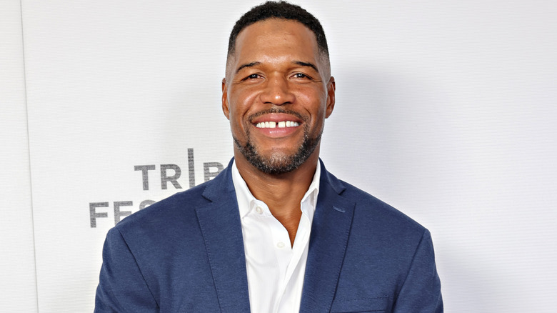 Michael Strahan souriant sur le tapis rouge