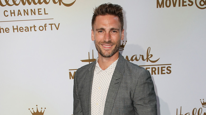 Andrew Walker souriant lors d'un événement sur le tapis rouge