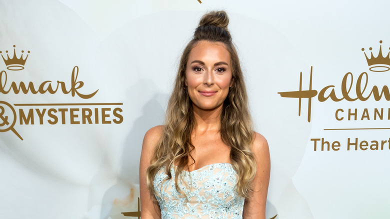 Alexa PenaVega souriante lors d'un événement sur le tapis rouge