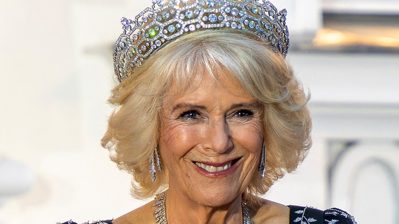 Couronne de diamants souriante de la reine Camilla