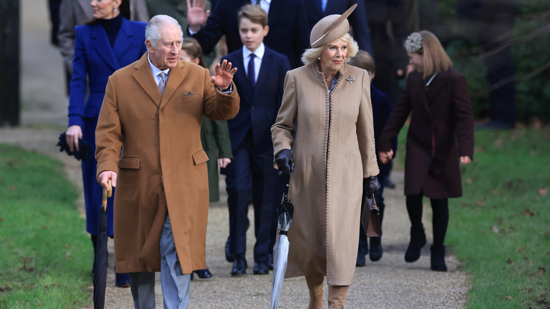 Le roi Charles et la reine Camilla marchant