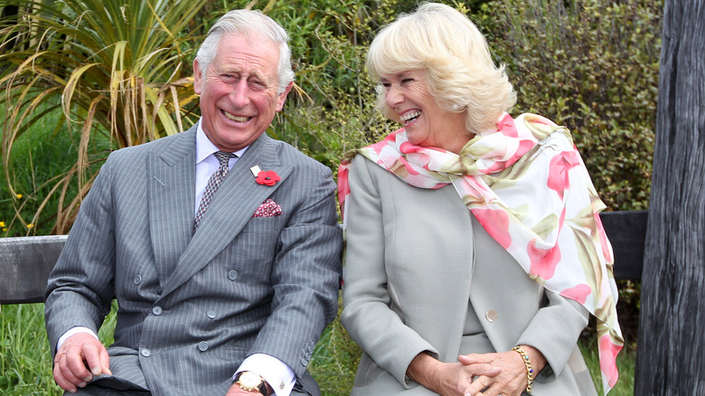 Le roi Charles et la reine Camilla rient