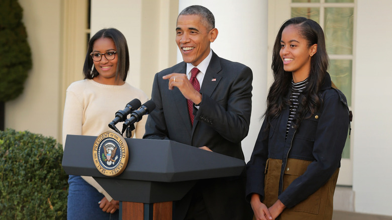 Sasha Obama, Barack Obama et Malia Obama montent sur le podium