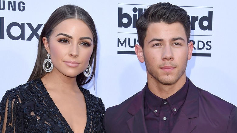 Olivia Culpo et Nick Jonas posant