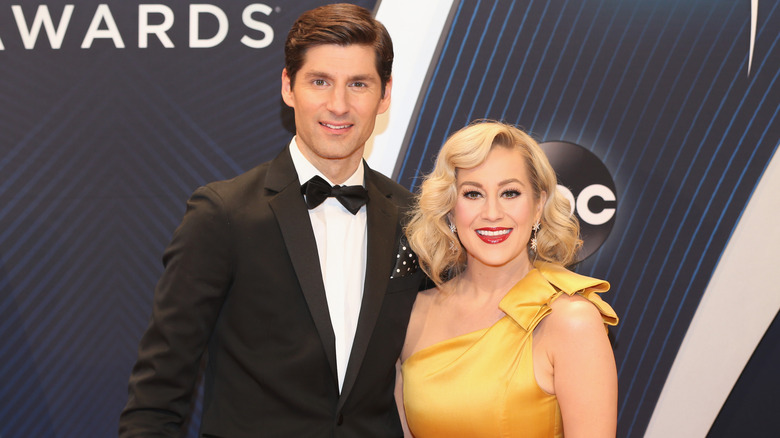 Ben Aaron et Kellie Pickler sourient lors d'un événement sur le tapis rouge