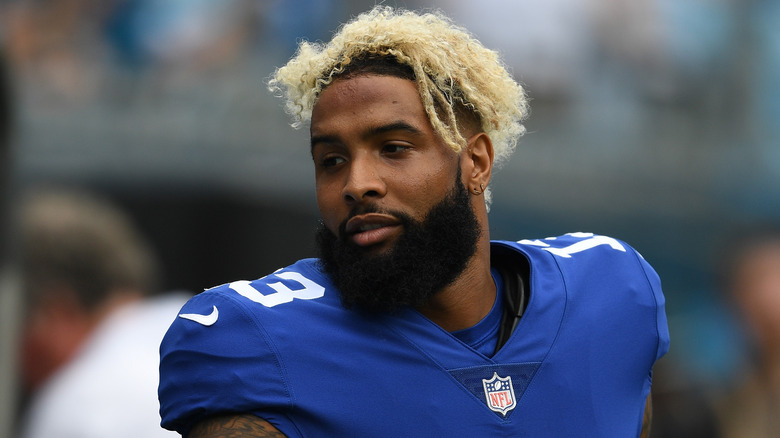 Odell Beckham Jr. debout sur le terrain