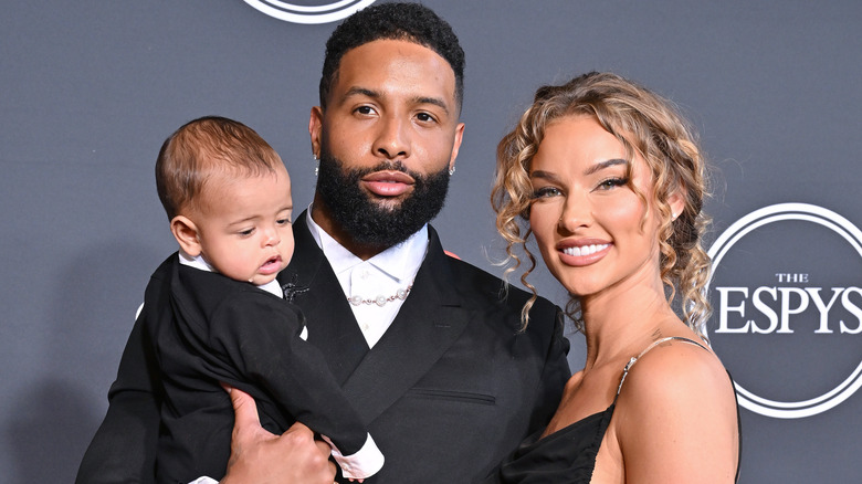 Odell Beckham Jr. posant avec Lauren Wood et leur fils