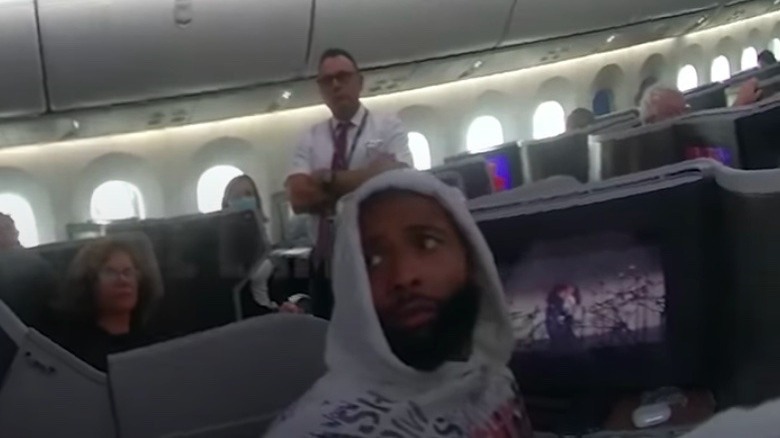 Odell Beckham Jr. escorté hors de l'avion