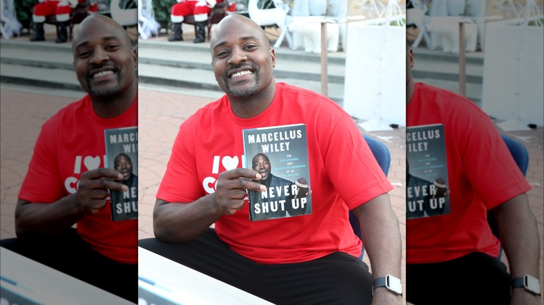 Marcellus Wiley posant avec un livre