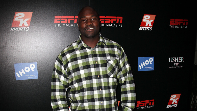 Marcellus Wiley souriant lors d'un événement sur le tapis rouge