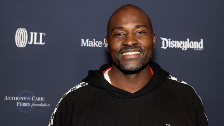 Marcellus Wiley souriant lors d'un événement sur le tapis rouge