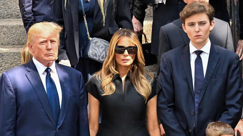 Donald, Melania et Barron Trump lors de funérailles