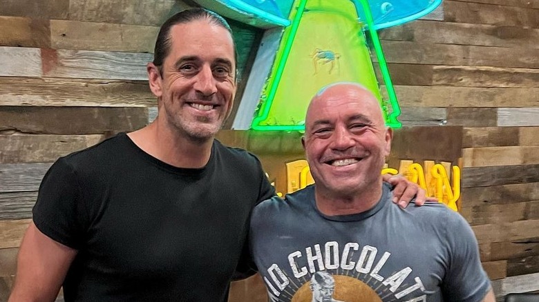 Aaron Rodgers pose avec Joe Rogan