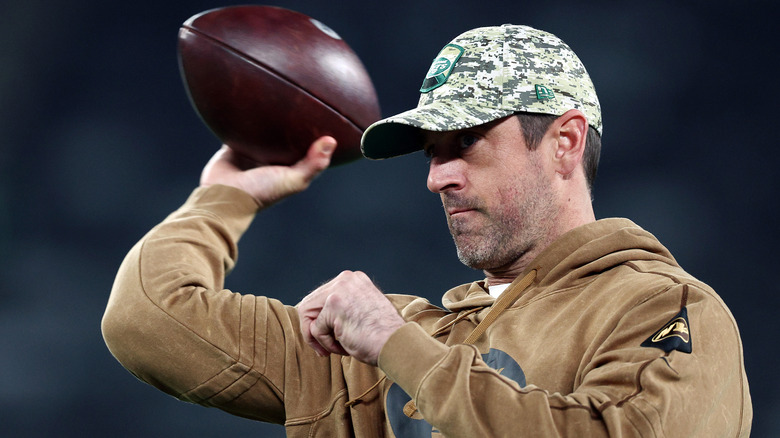 Aaron Rodgers lance un ballon de football