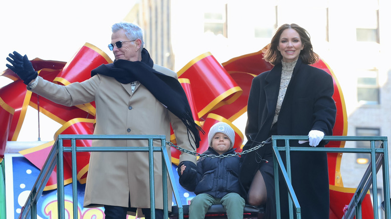 David Foster et Katharine McPhee se tiennent sur un char allégorique de Thanksgiving avec leur tout-petit