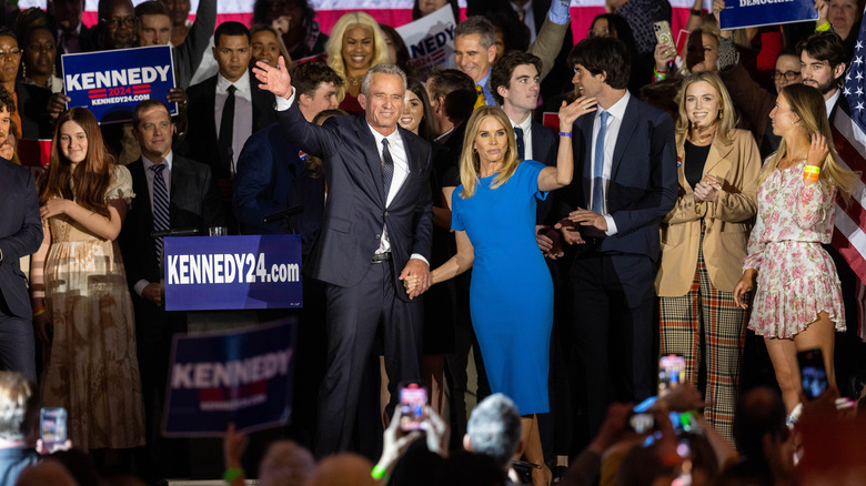 Cheryl Hines et Robert F. Kennedy, Jr. saluant