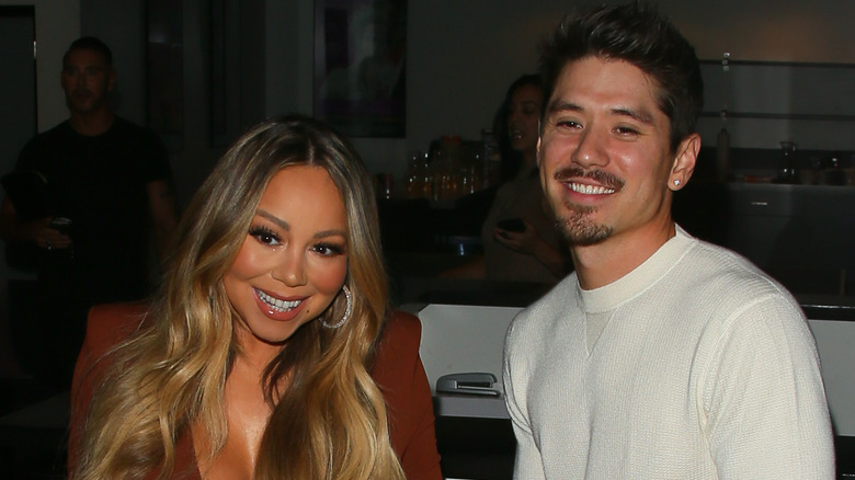 Mariah Carey et Bryan Tanaka souriants lors d'un événement