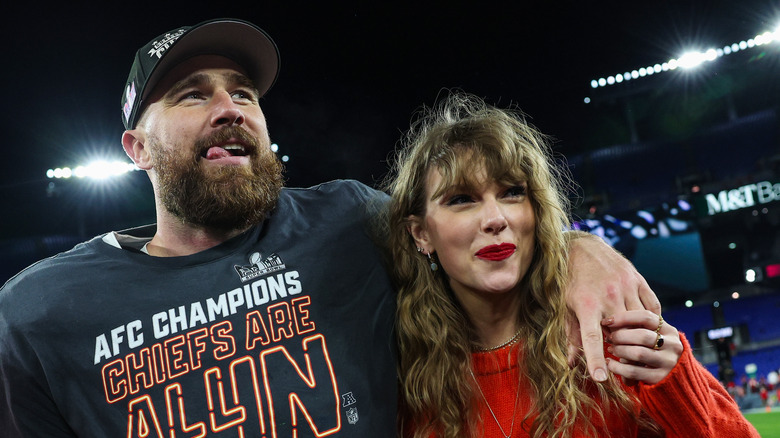 Travis Kelce et Taylor Swift ensemble sur un terrain de football