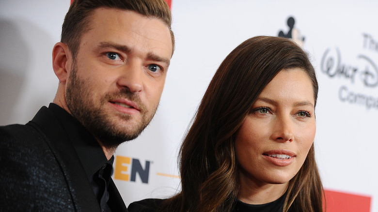 Justin Timberlake et Jessica Biel posant