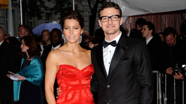 Justin Timberlake avec un bras autour de Jessica Biel