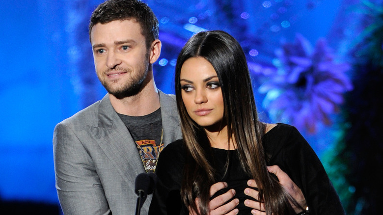 Justin Timberlake attrape la poitrine de Mila Kunis