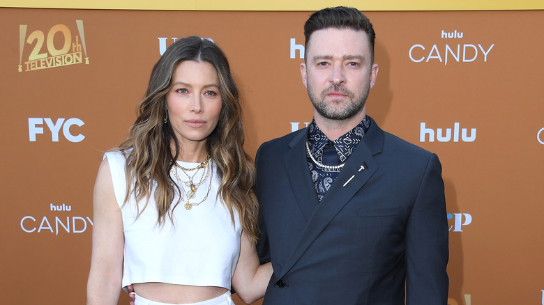 Jessica Biel avec un bras autour de Justin Timberlake