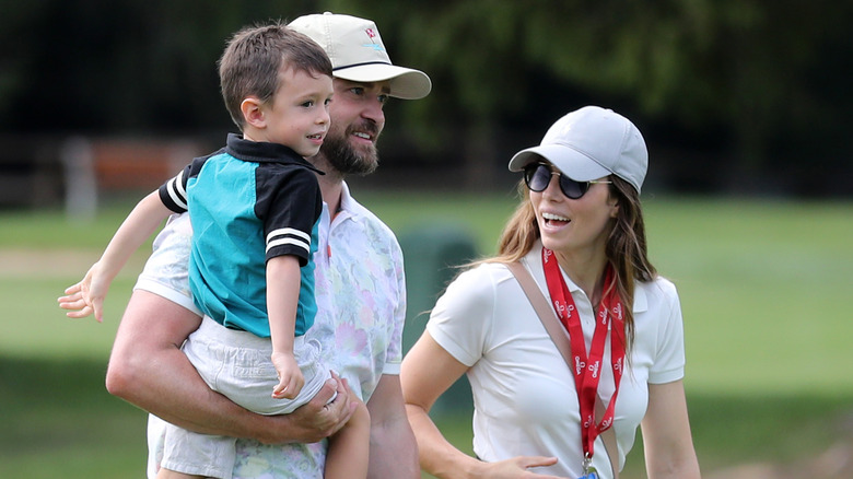 Justin Timberlake, Silas et Jessica Biel marchant