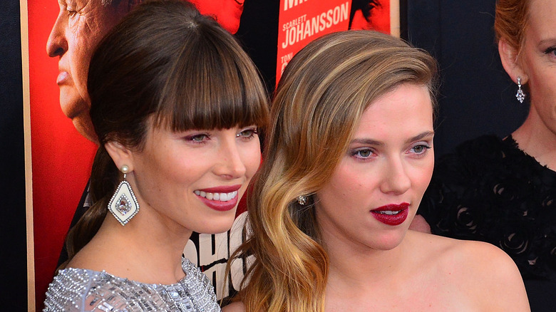 Jessica Biel et Scarlett Johansson posant