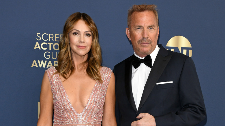 Kevin Costner et Christine Baumgartner tenues de soirée