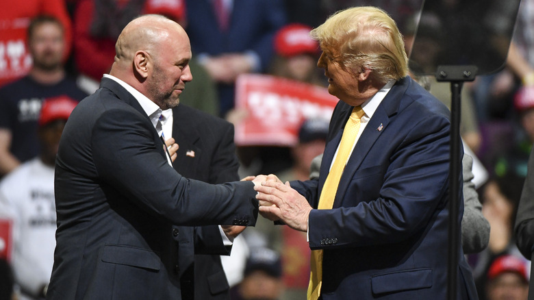 Dana White serrant la main de Donald Trump