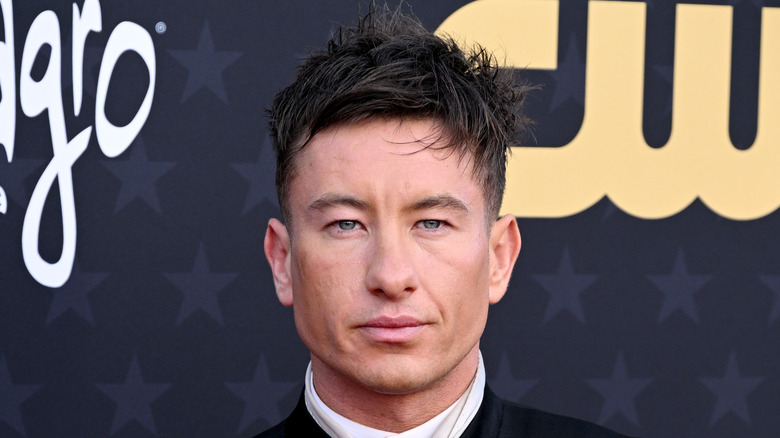 Barry Keoghan posant sur le tapis rouge